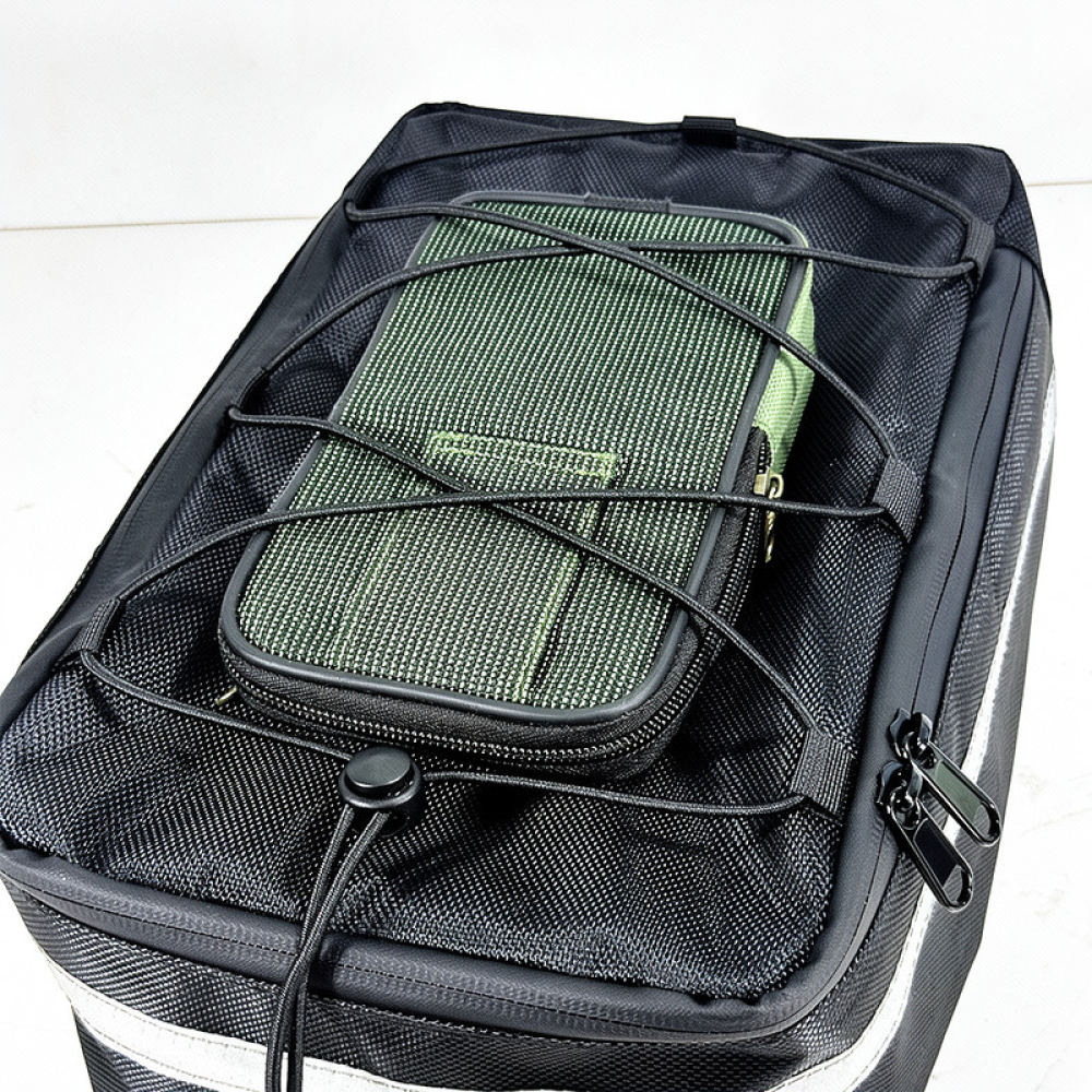 Cycling Commute Essentials - 大容量で防水性に優れた自転車用リアバッグ。耐久性があり、サイクリング時の荷物整理に便利。反射素材を使用し、安全性を高めた通勤用バッグ。