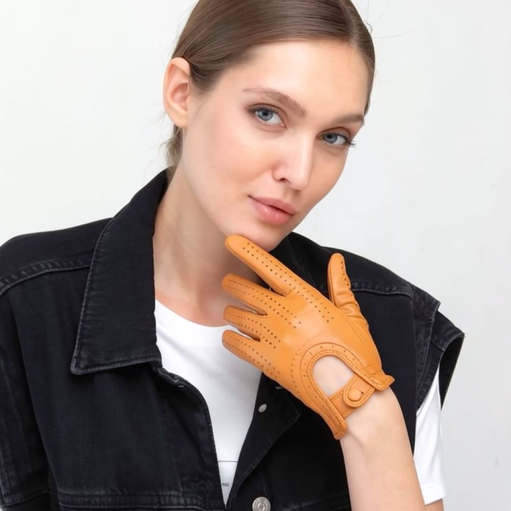 Cycling Commute Essentials - スタイリッシュなレディースレザーグローブ。薄手のラムスキン素材で、通気性の良いパンチング加工が施されており、運転やサイクリングに最適。春のファッションに欠かせないアイテム。