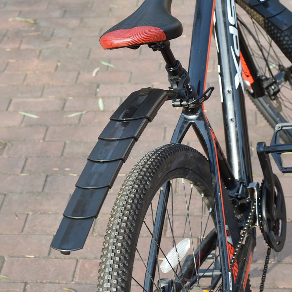Cycling Commute In Rain - あらゆる自転車に対応する、格納式の泥除けフェンダー。ロードバイクやマウンテンバイクに最適で、雨天時の保護にも役立つ自転車用アクセサリー。